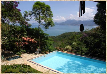 Piscina vista do terrao da pousada Casa Mil